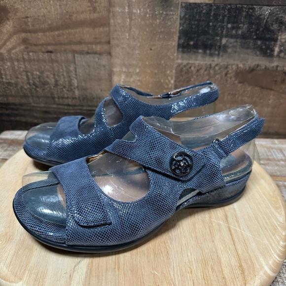 Clarks Artisan Women’s Blue Metallic Slingback Open toe Sandals Size 7W - Picture 2 of 8
